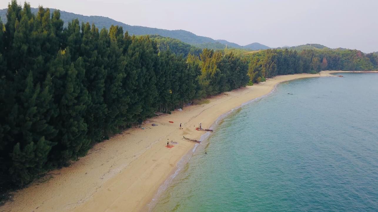 Gợi ý những bãi biển đẹp, tự nhiên không nên bỏ lỡ khi đến Quảng Ninh - Ảnh 15.