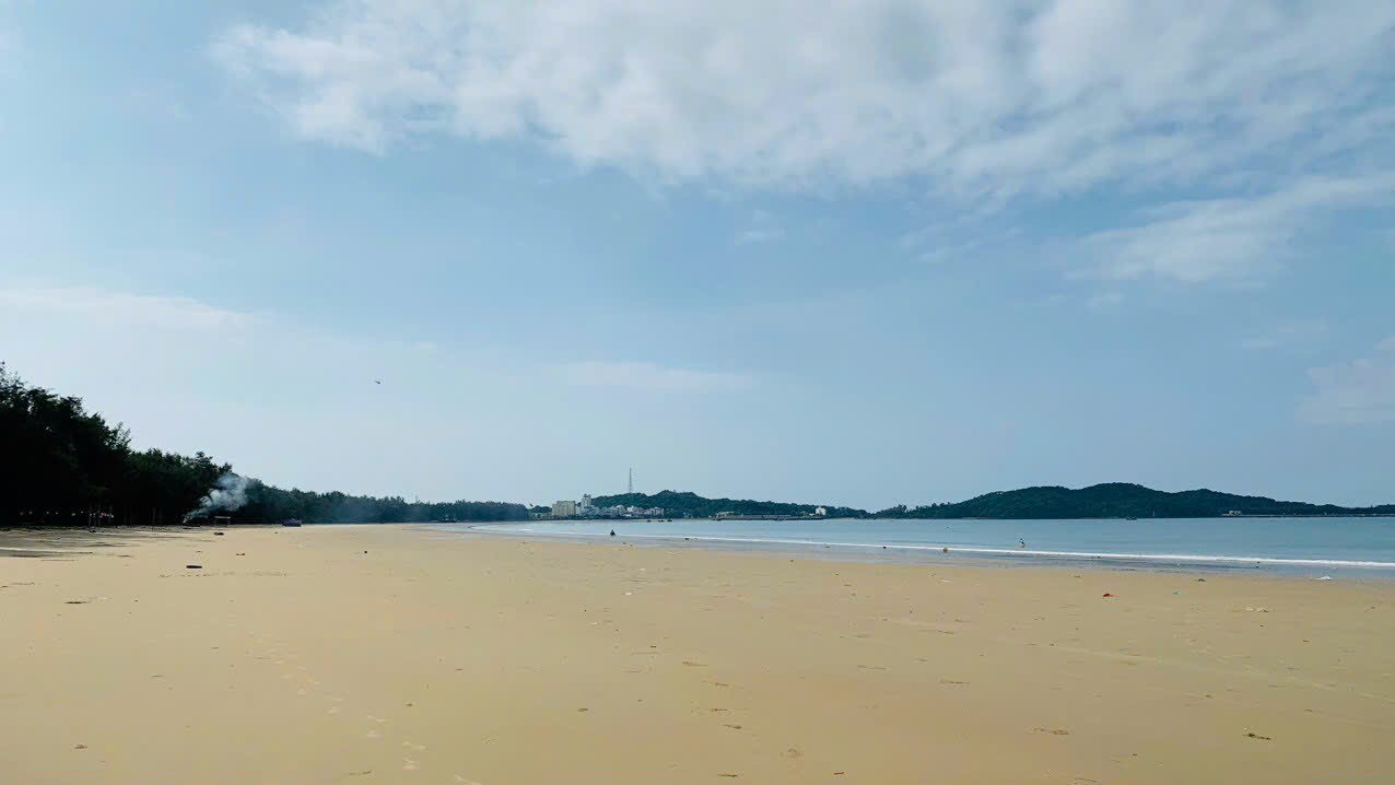 Gợi ý những bãi biển đẹp, tự nhiên không nên bỏ lỡ khi đến Quảng Ninh - Ảnh 10.
