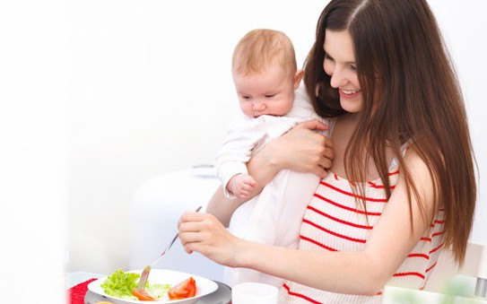 Những lưu ý về chế độ dinh dưỡng ở bà mẹ cho con bú