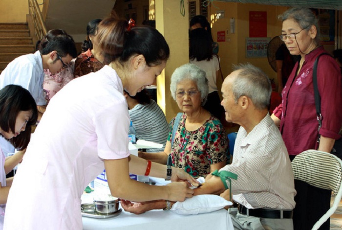 Trung bình người cao tuổi ở Việt Nam mắc 3-4 bệnh, chi phí điều trị cao hơn người trẻ - Ảnh 1.