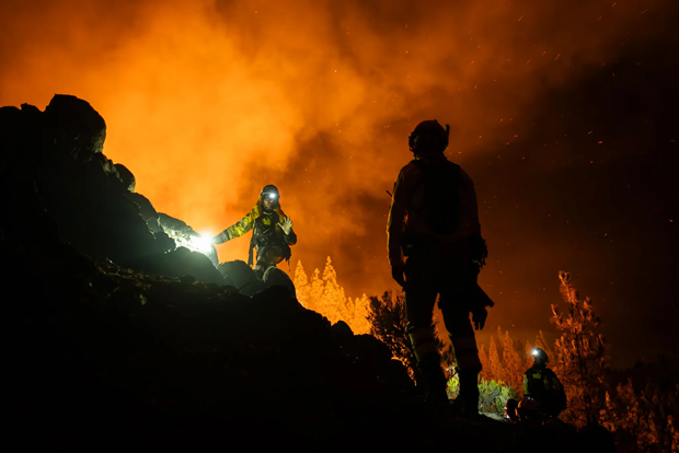 Người dân trên đảo Tenerife phải sơ tán do cháy rừng vượt kiểm soát - Ảnh 1.