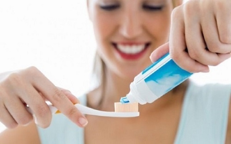 Cách chăm sóc răng miệng sau phun xăm môi - Ảnh 1.