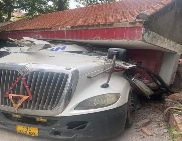 Bắc Giang: Va chạm trụ cổng, tài xế xe container tử vong trong cabin - Ảnh 1.
