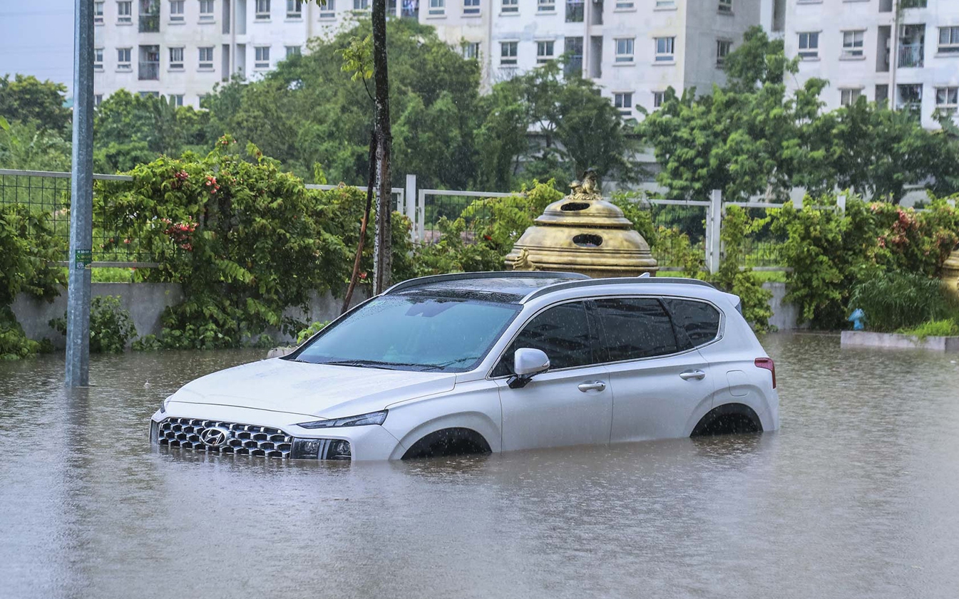 Sau cơn mưa, nhiều ô tô "ngâm mình" trong nước