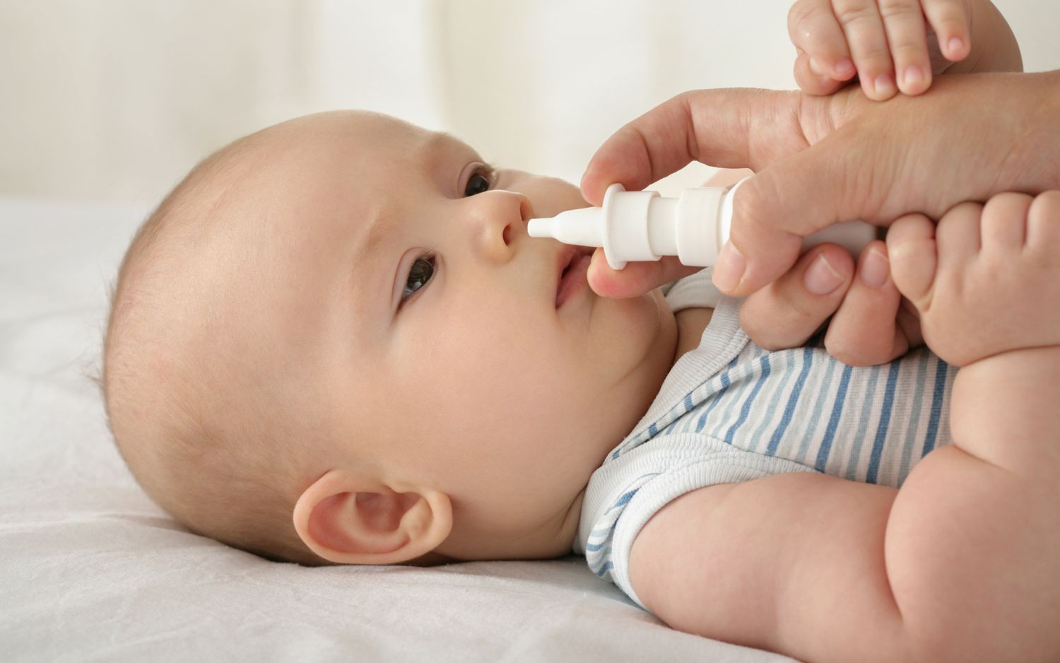 5 sai lầm khi dùng nước muối sinh lý cho trẻ