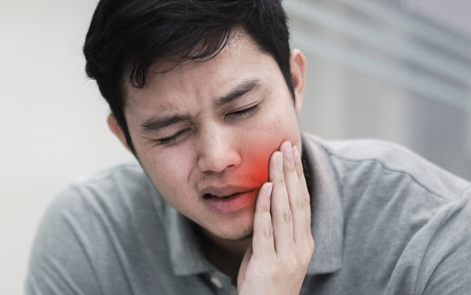 Sau 2 tuần đau răng phát hiện viêm tấy sàn miệng lan tỏa, nguyên nhân do đâu?