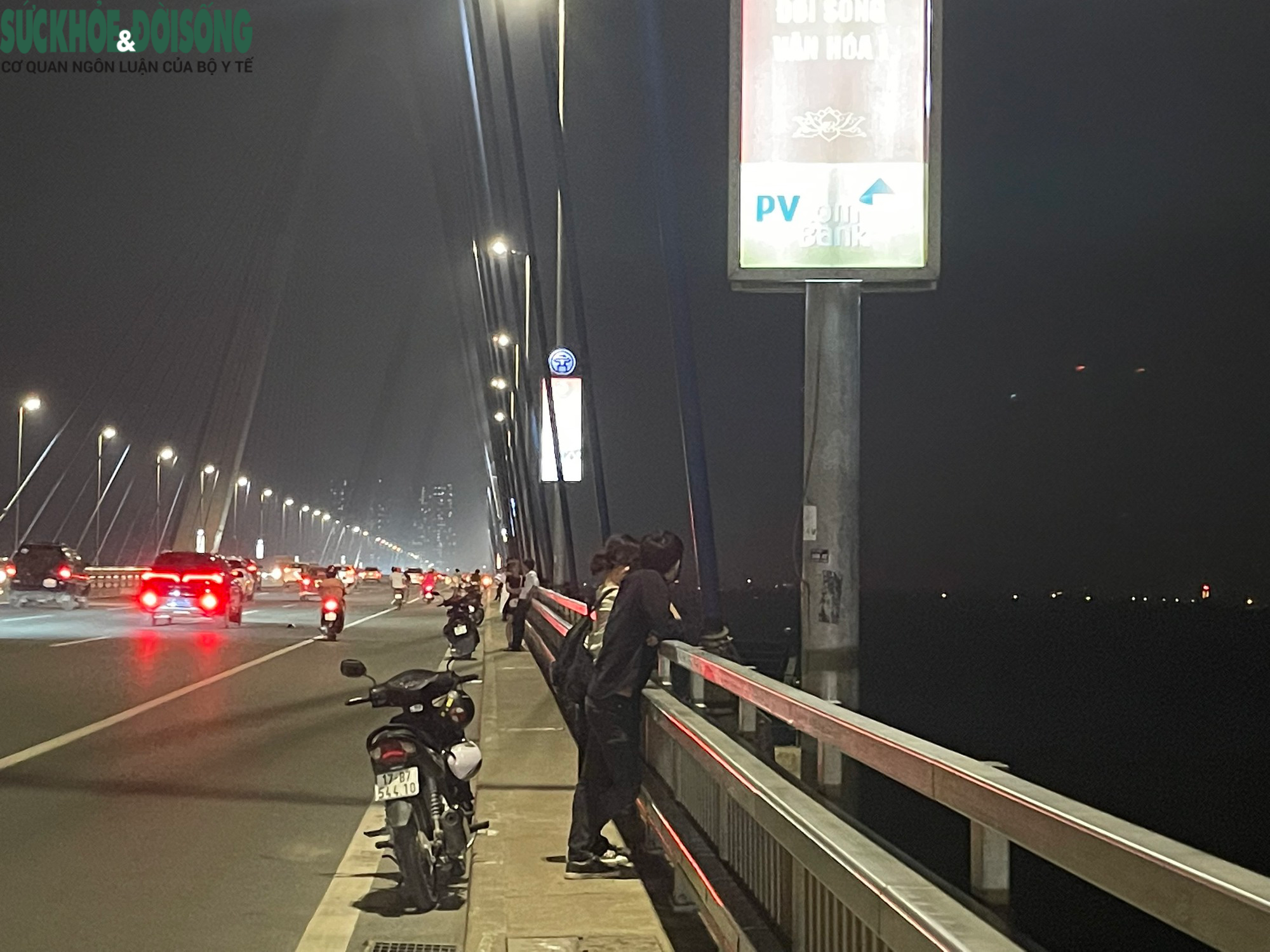 Rùng mình cảnh đu lan can hóng mát trên cầu Nhật Tân - Ảnh 2.
