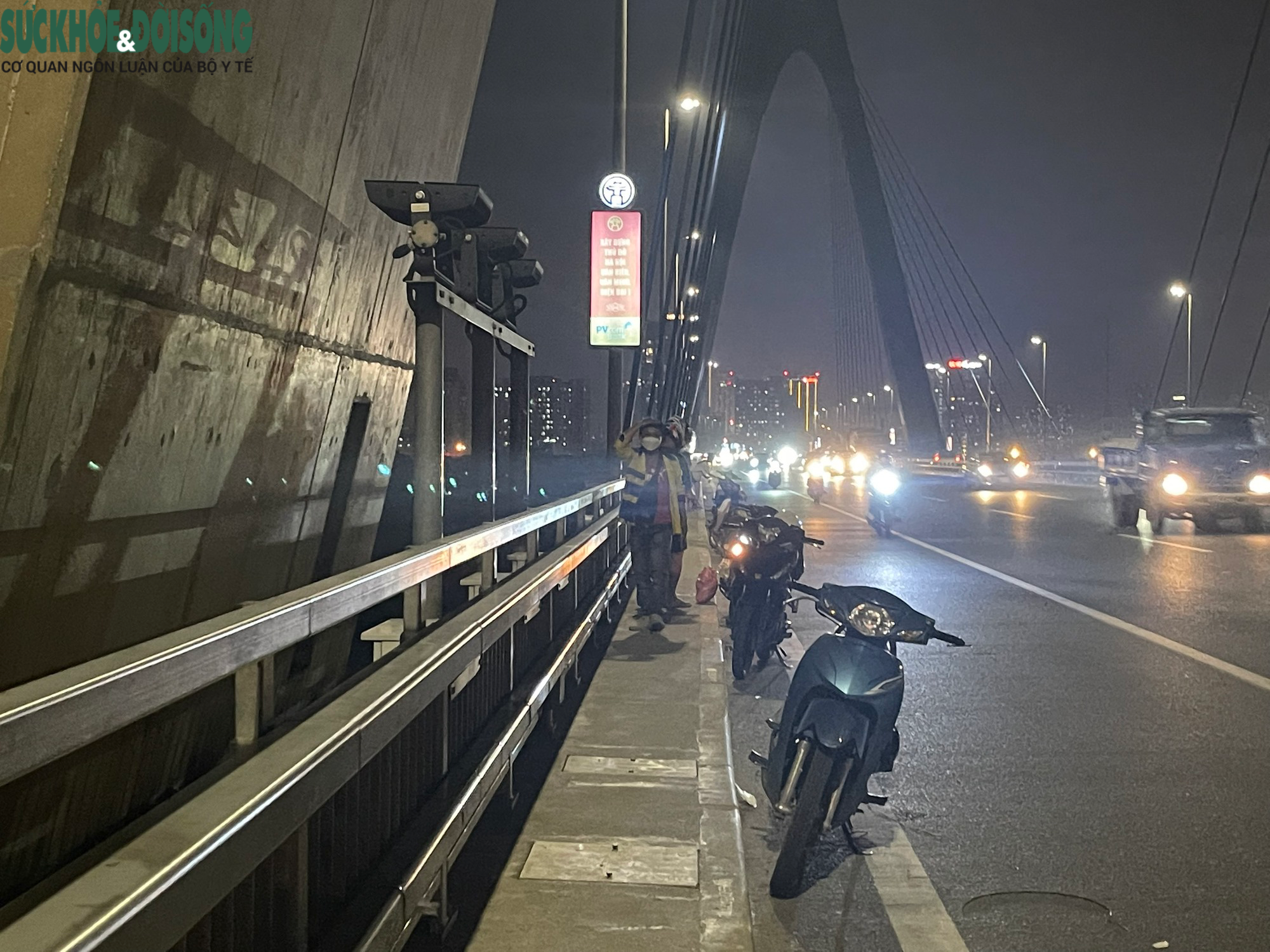 Rùng mình cảnh đu lan can hóng mát trên cầu Nhật Tân - Ảnh 3.