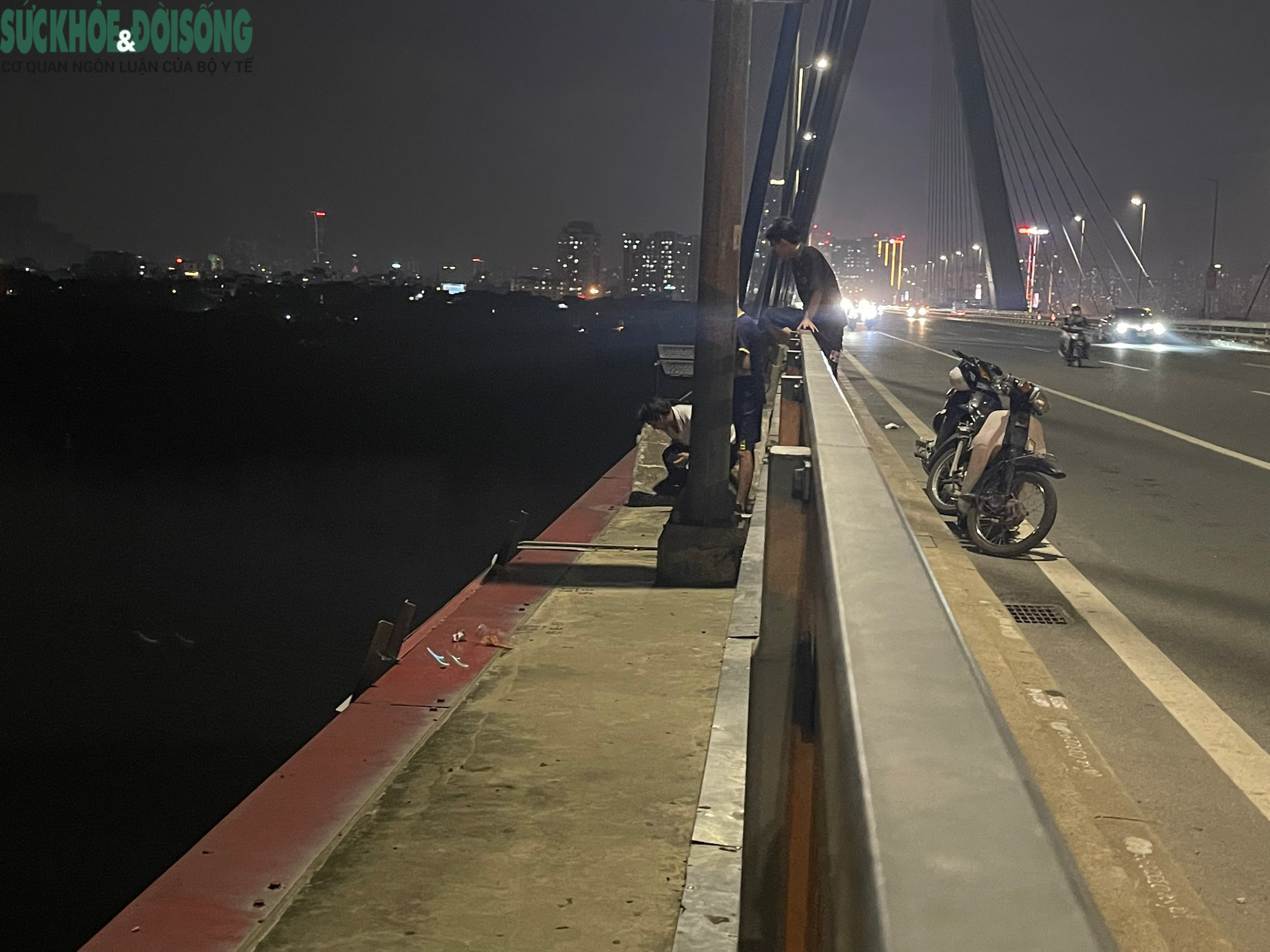 Rùng mình cảnh đu lan can hóng mát trên cầu Nhật Tân - Ảnh 5.