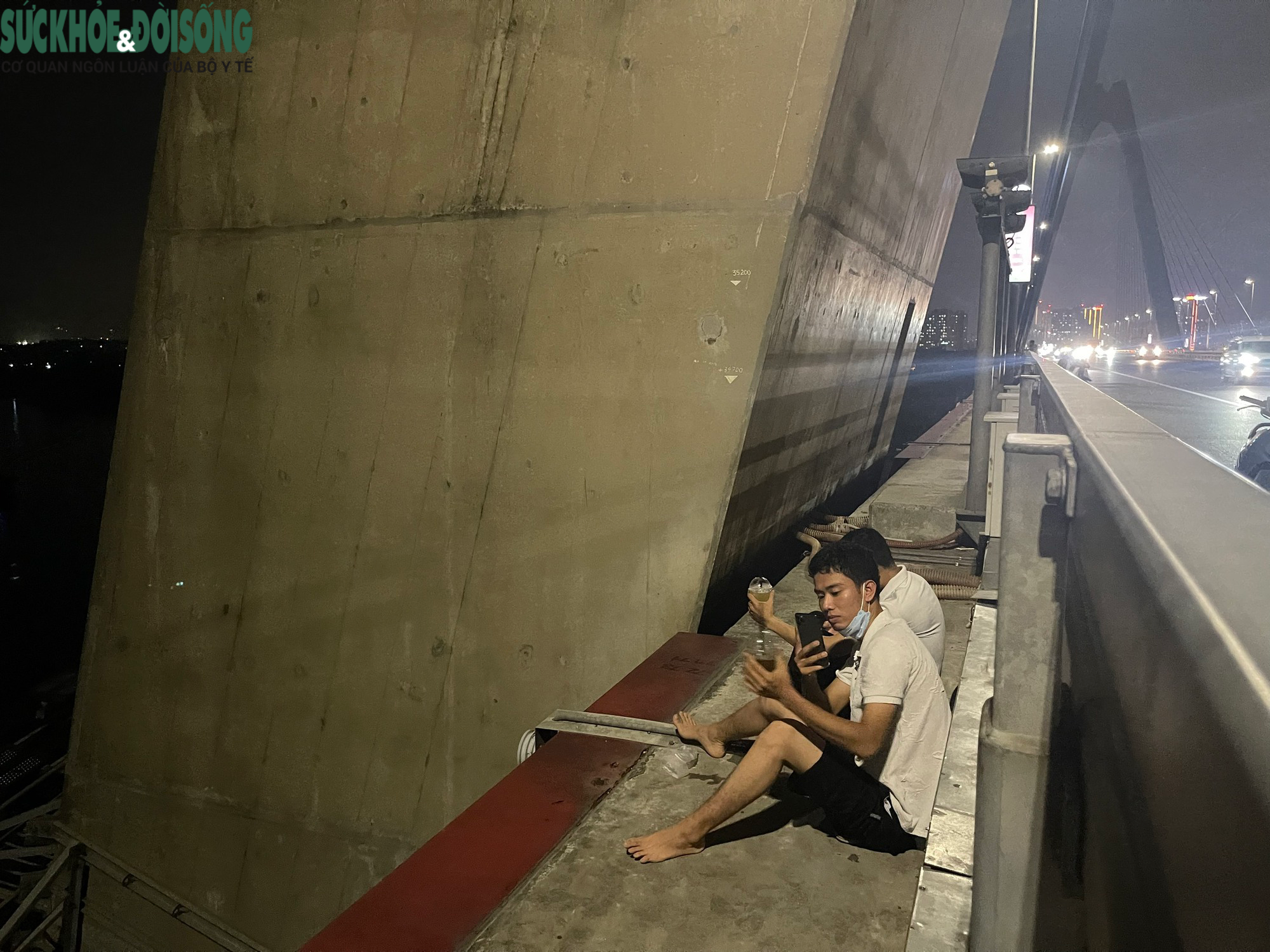 Rùng mình cảnh đu lan can hóng mát trên cầu Nhật Tân - Ảnh 6.