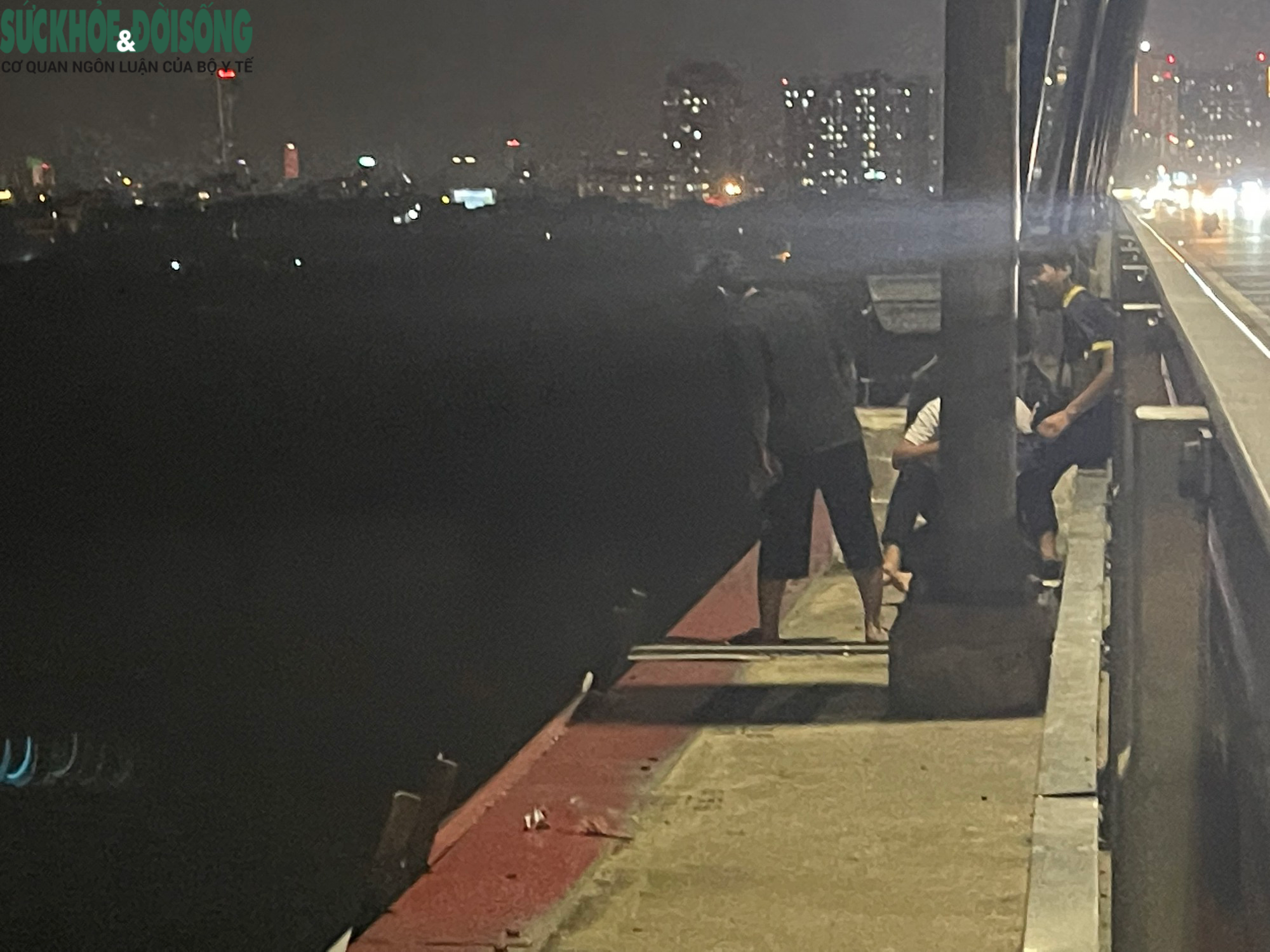 Rùng mình cảnh đu lan can hóng mát trên cầu Nhật Tân - Ảnh 7.