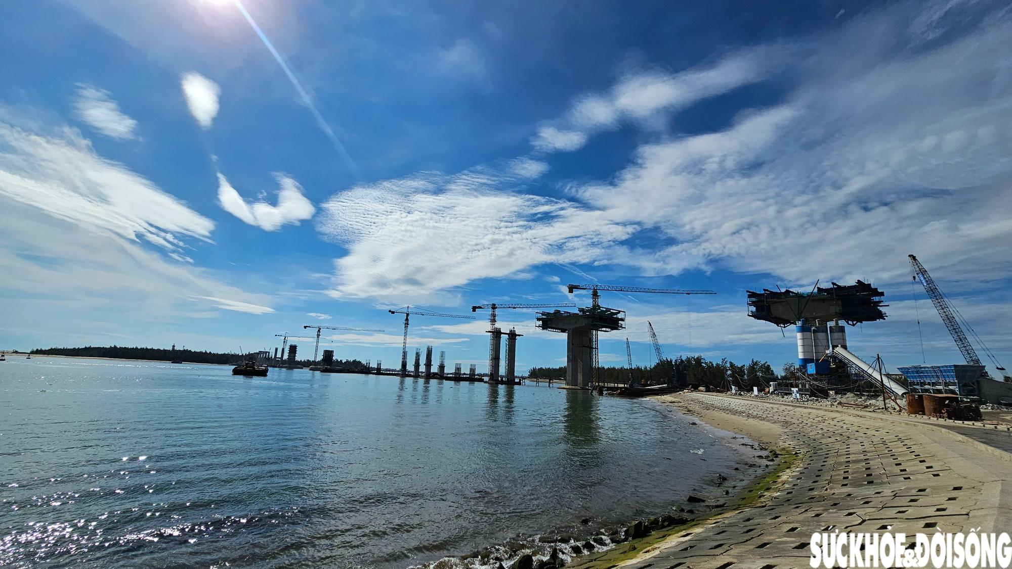 Lộ diện hình hài cầu vượt cửa biển thuộc 'đại dự án' nghìn tỉ ở Huế - Ảnh 1.