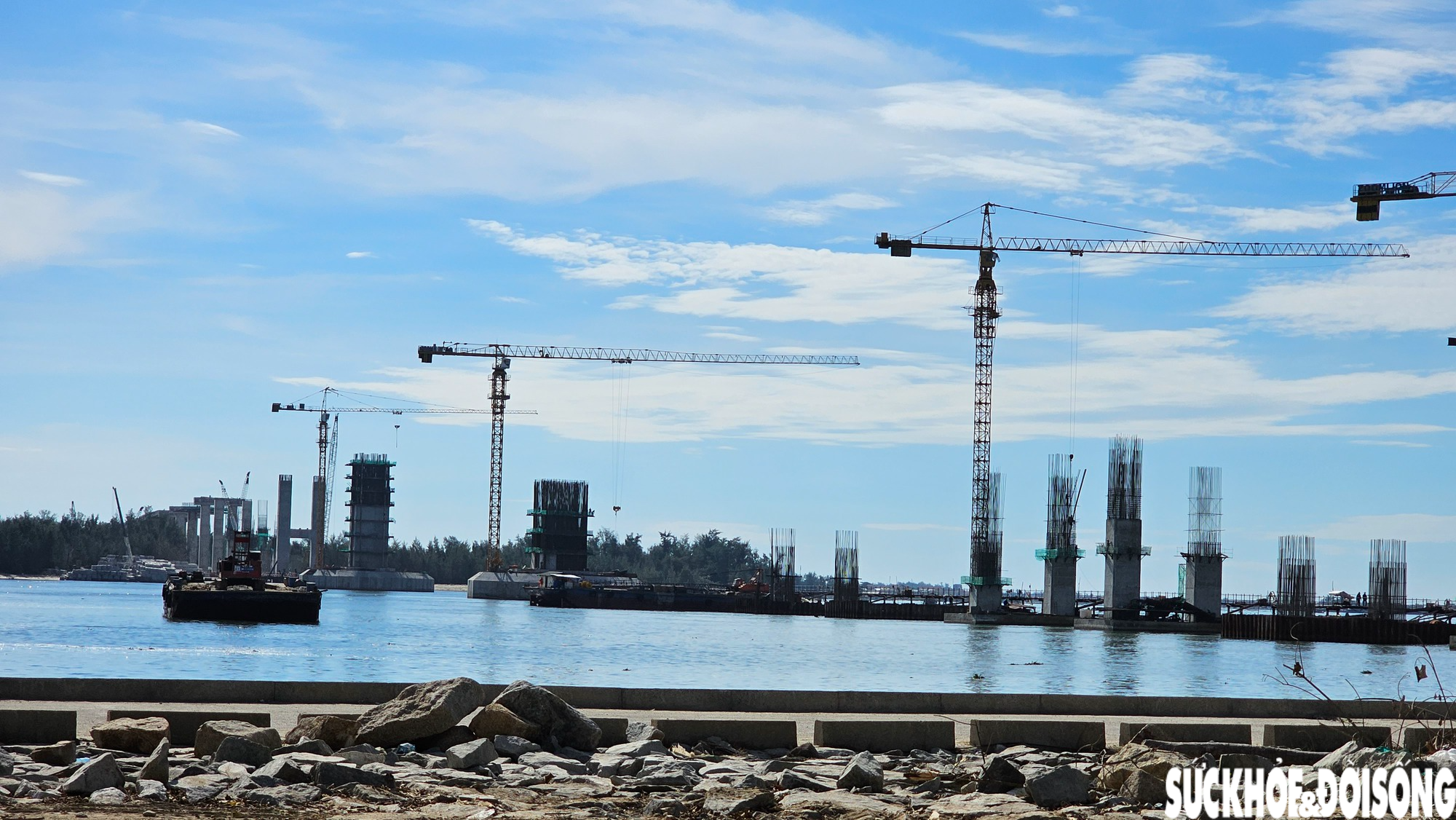 Lộ diện hình hài cầu vượt cửa biển thuộc 'đại dự án' nghìn tỉ ở Huế - Ảnh 2.