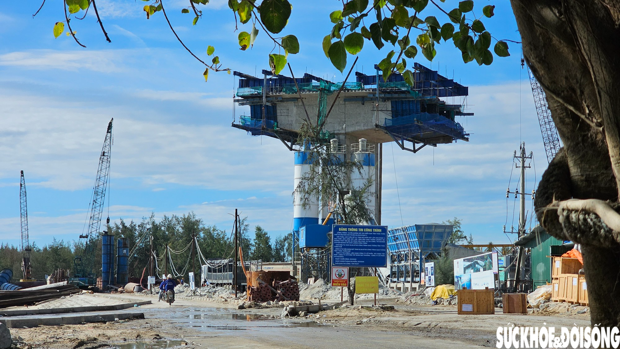 Lộ diện hình hài cầu vượt cửa biển thuộc 'đại dự án' nghìn tỉ ở Huế - Ảnh 4.