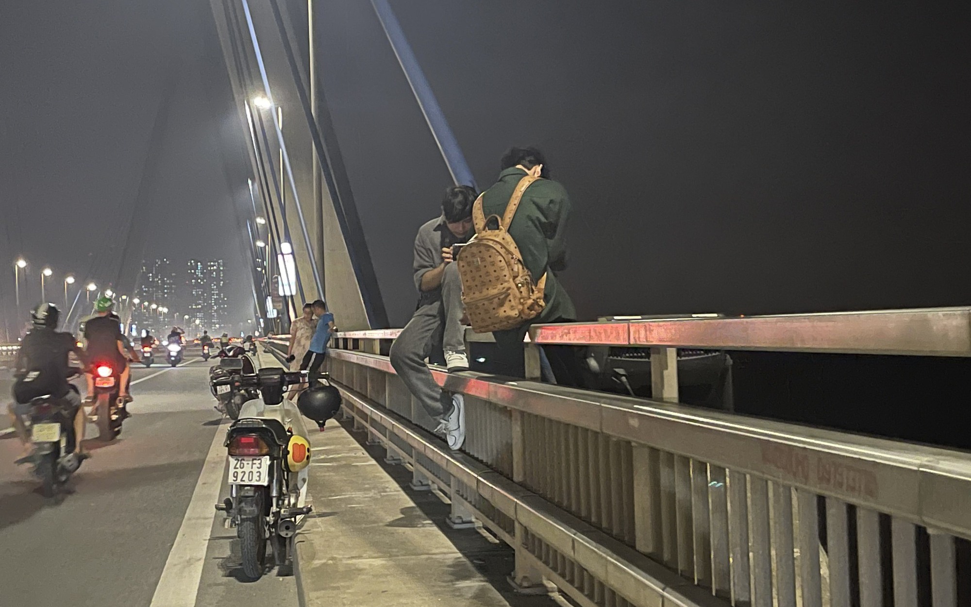 Rùng mình cảnh đu lan can hóng mát trên cầu Nhật Tân