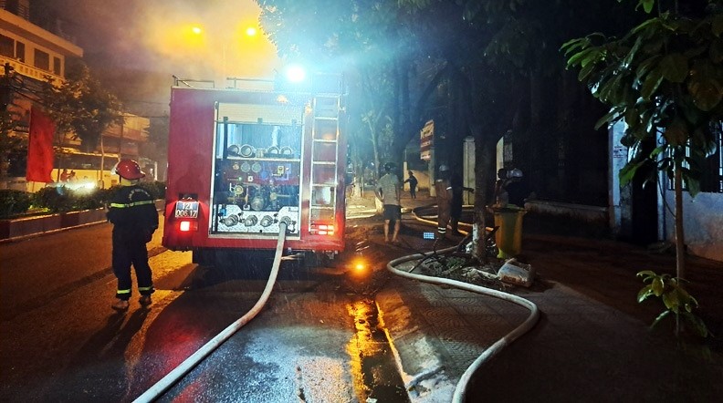 Lạng Sơn: Sét đánh cháy nhà gần kho gas, nhiều người hoảng loạn - Ảnh 2.