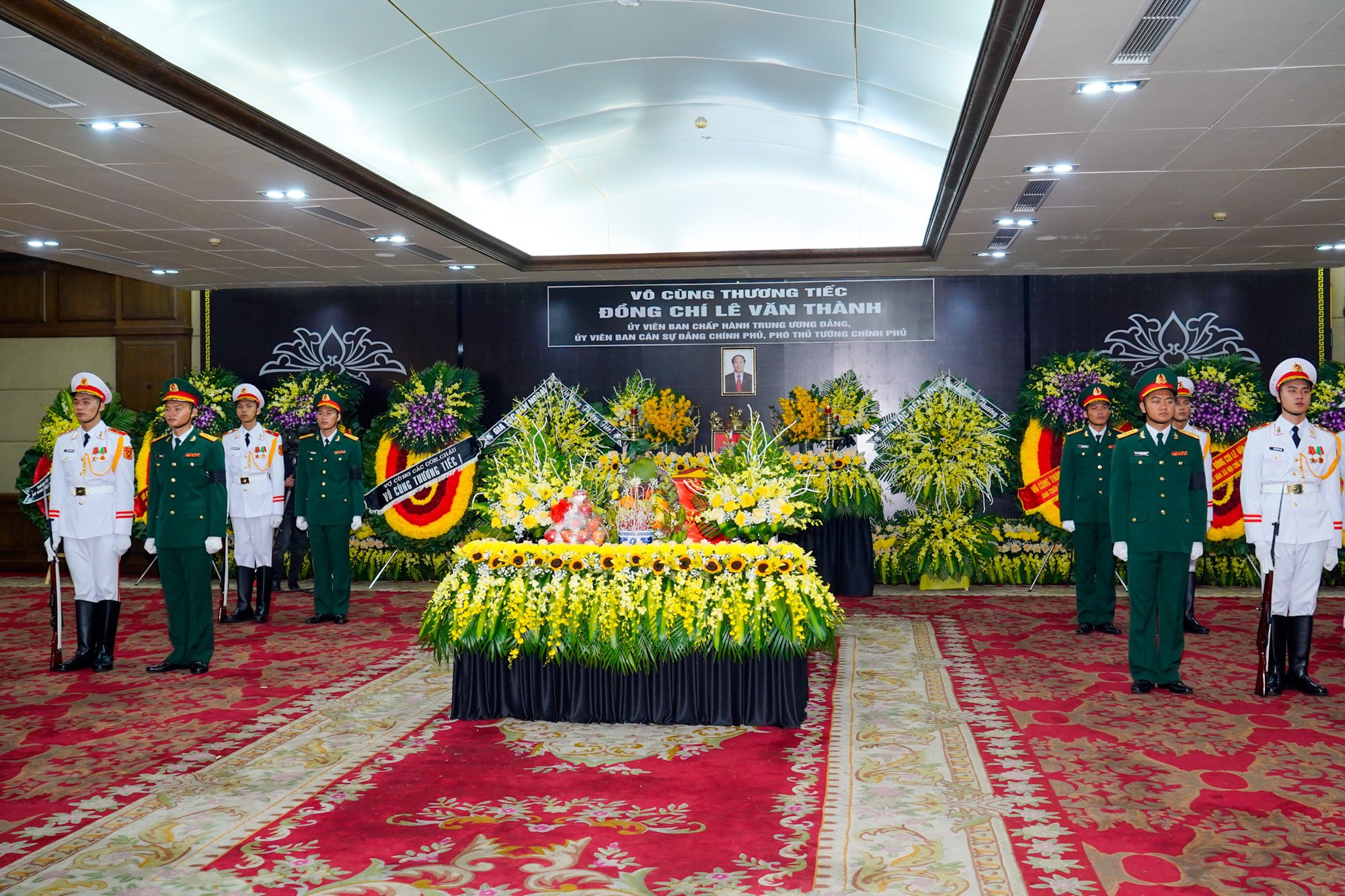 Xúc động lời tiễn biệt của đoàn Lãnh đạo Đảng, Nhà nước dành cho Phó Thủ tướng Lê Văn Thành  - Ảnh 1.