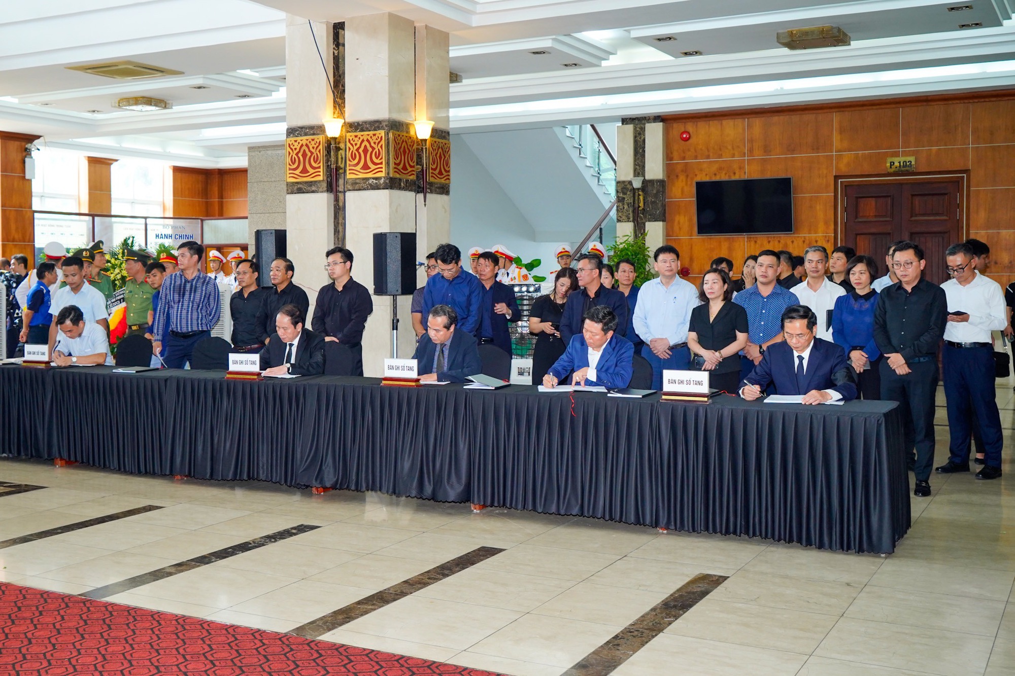 Xúc động lời tiễn biệt của đoàn Lãnh đạo Đảng, Nhà nước dành cho Phó Thủ tướng Lê Văn Thành  - Ảnh 11.