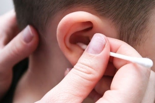 Trẻ 5 tuổi bị thủng màng nhĩ do ngoáy tai, các bác sĩ khuyến cáo gì - Ảnh 1.