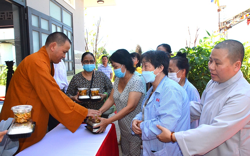 Mang yêu thương đến với những bệnh nhân nghèo