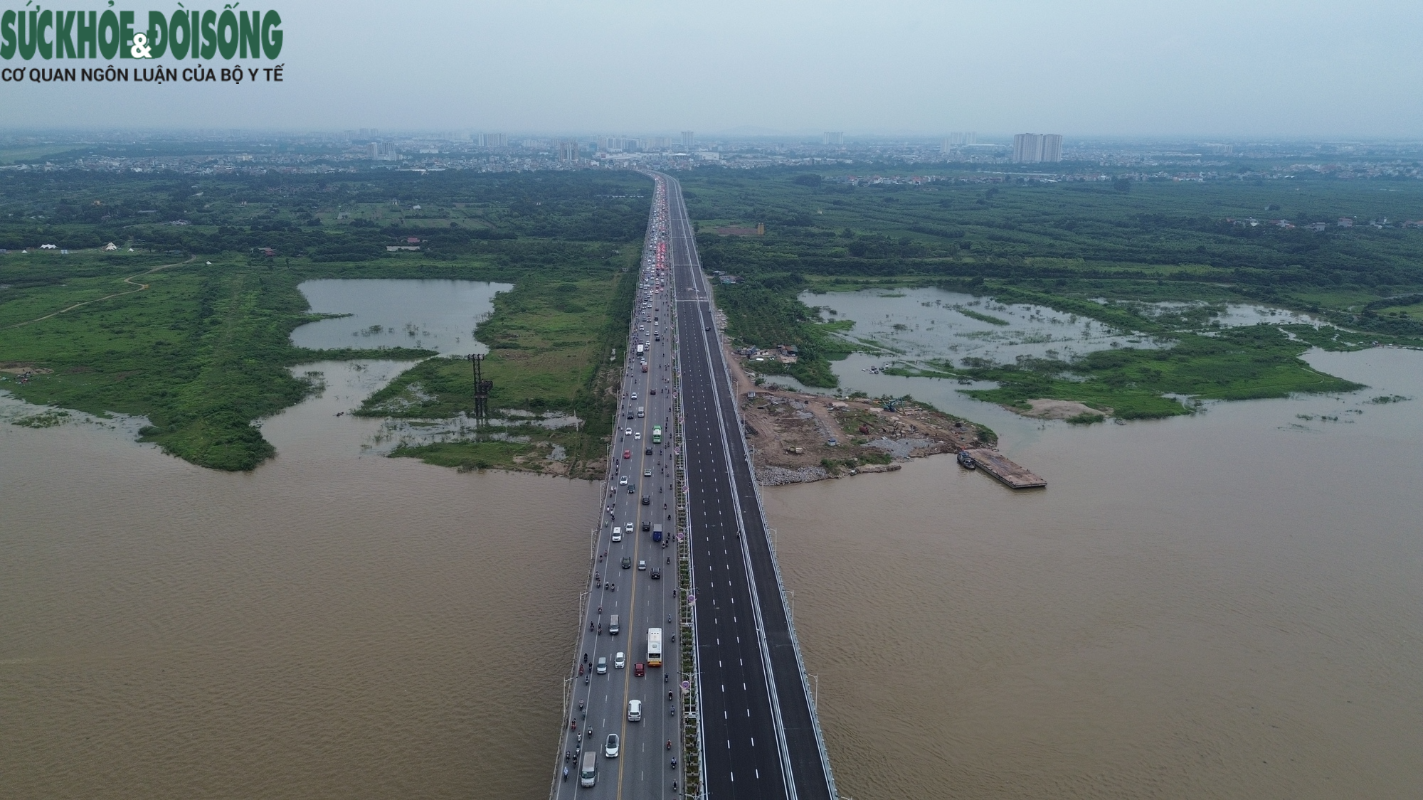 Người dân tranh thủ tập thể dục, &quot;trải nghiệm trước&quot; cầu Vĩnh Tuy 2 - Ảnh 16.