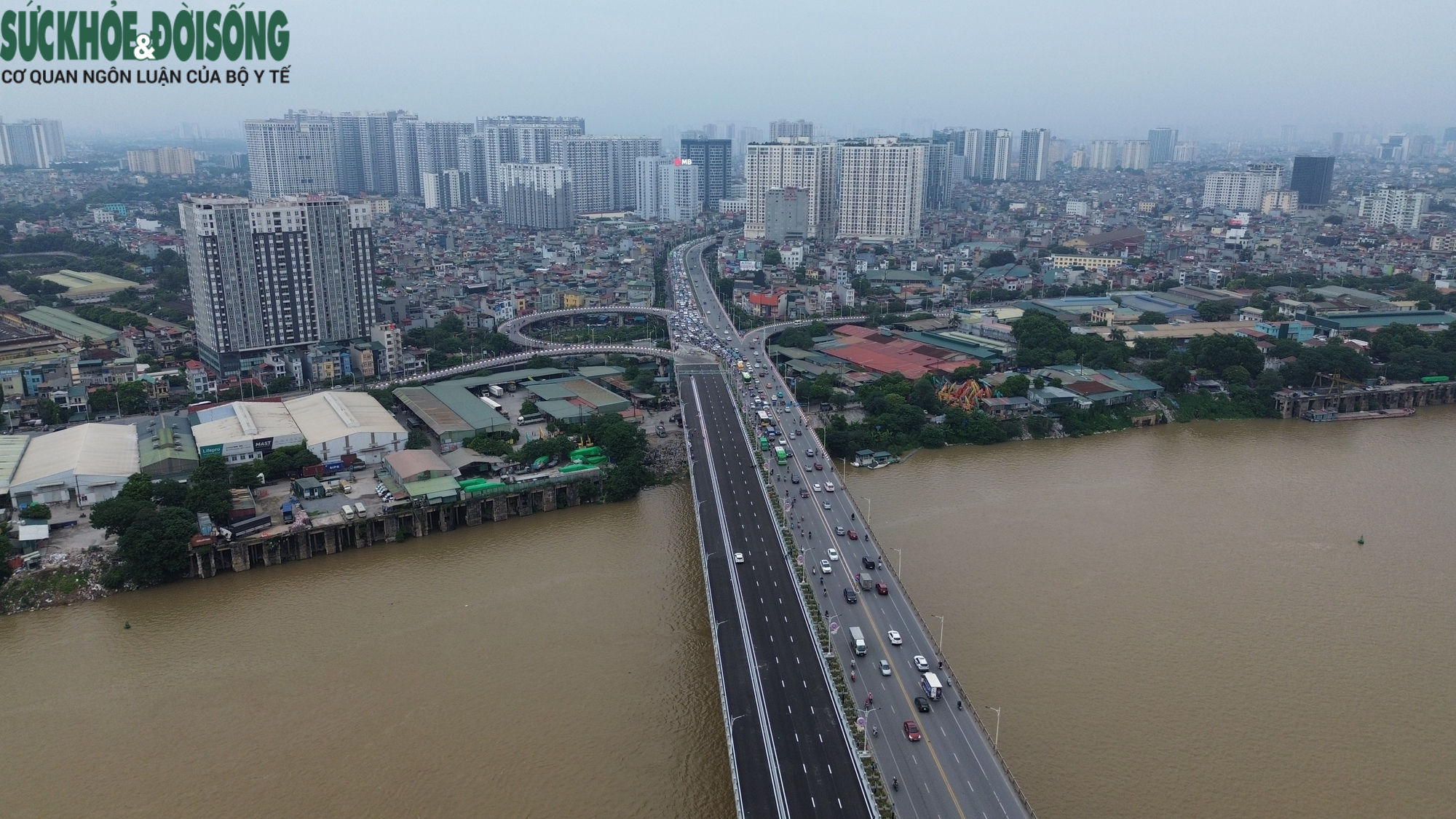 Người dân tranh thủ tập thể dục, &quot;trải nghiệm trước&quot; cầu Vĩnh Tuy 2 - Ảnh 19.