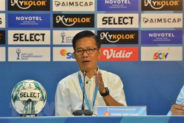 HLV Hoàng Anh Tuấn ca ngợi bản lĩnh của các cầu thủ trẻ Việt Nam - Ảnh 1.