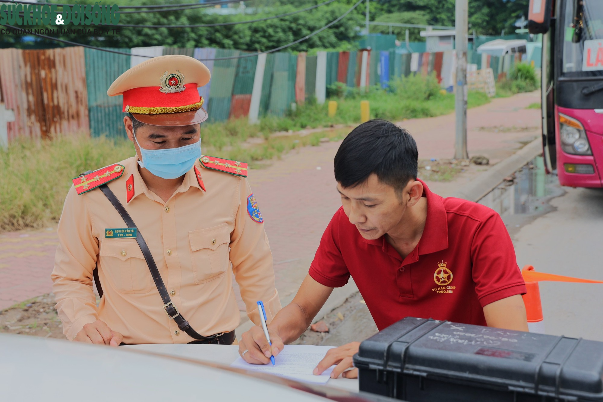 Chốt chặn, dừng xe nhắc nhở, xử lý hàng loạt phương tiện kinh doanh vận tải - Ảnh 12.