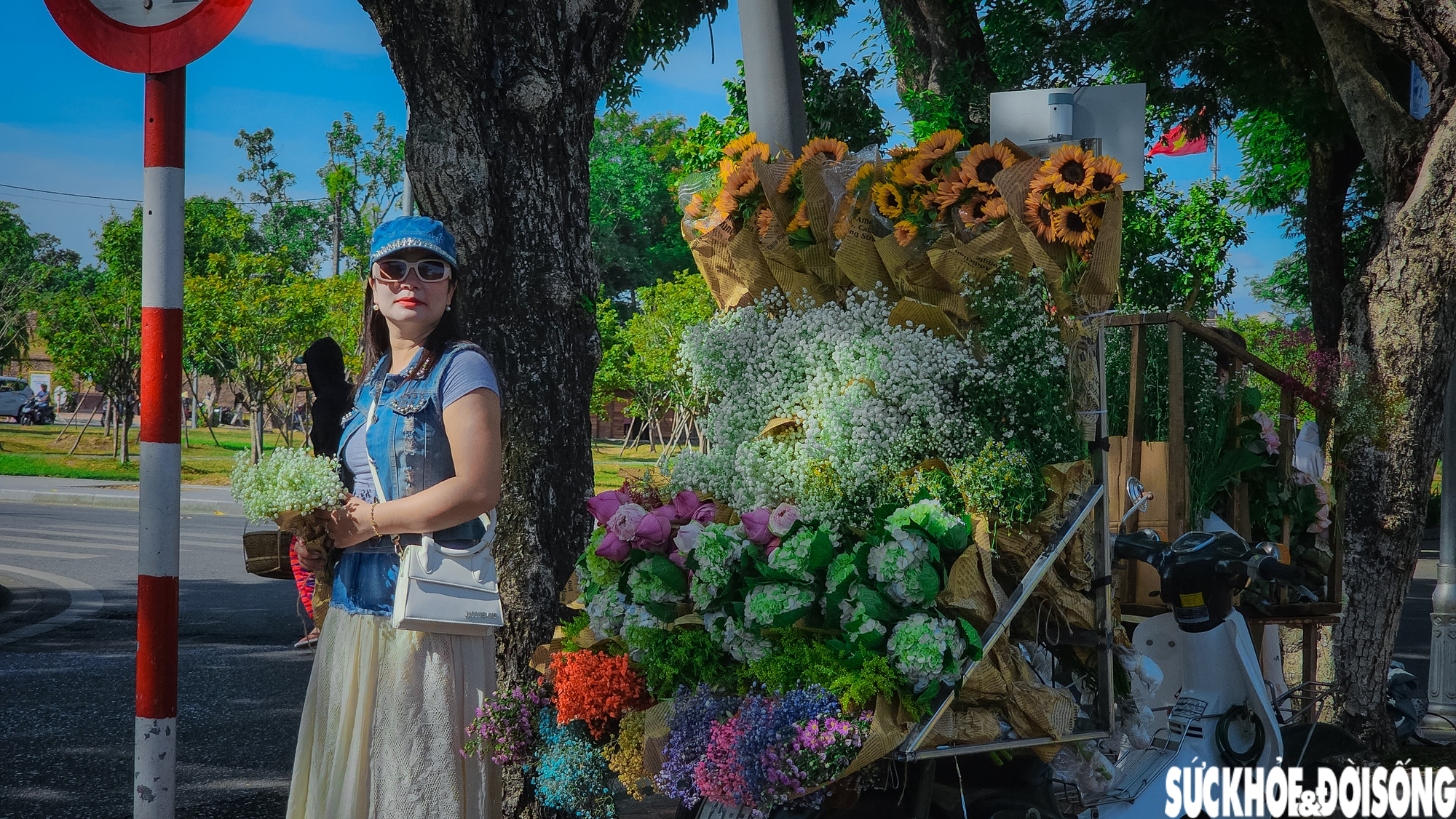Giới trẻ Huế say đắm check-in xe hoa 'chở đầy' mùa thu Hà Nội - Ảnh 9.