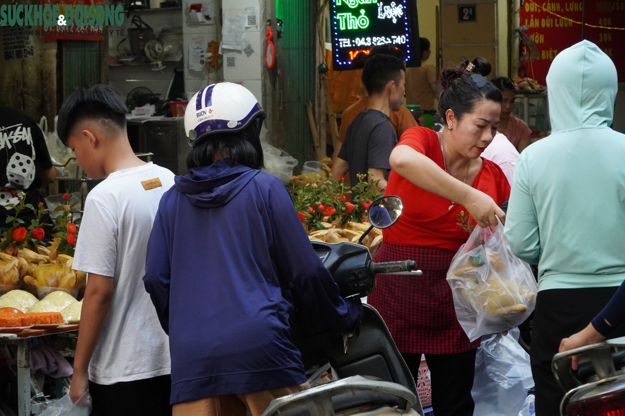 Bà ngậm hoa hồng &quot;cháy hàng&quot; trong ngày cuối cùng cúng Rằm tháng 7 - Ảnh 4.