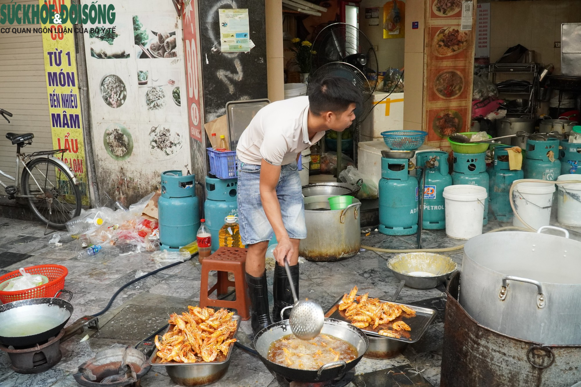 Bà ngậm hoa hồng &quot;cháy hàng&quot; trong ngày cuối cùng cúng Rằm tháng 7 - Ảnh 8.