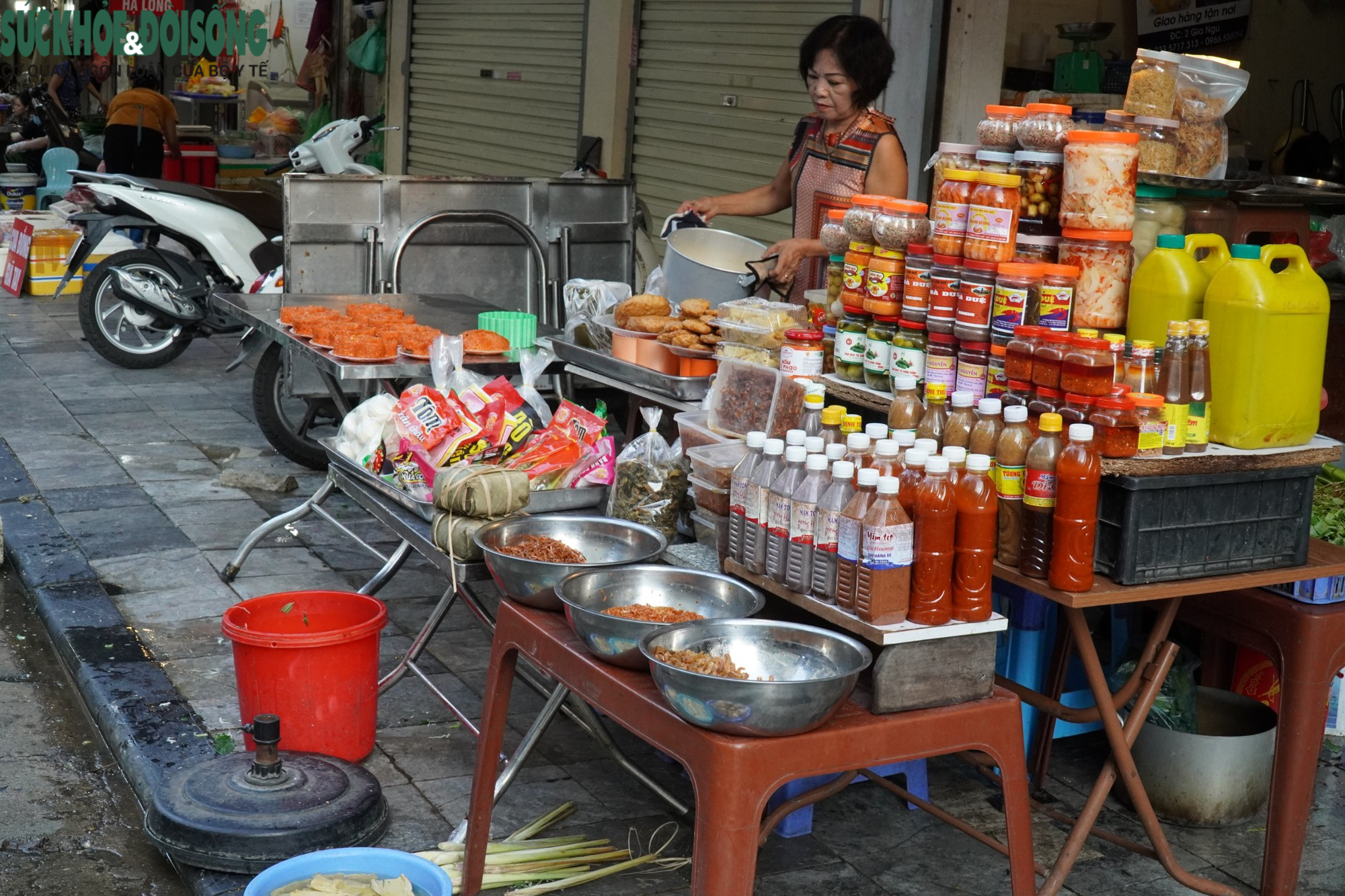 Bà ngậm hoa hồng &quot;cháy hàng&quot; trong ngày cuối cùng cúng Rằm tháng 7 - Ảnh 9.