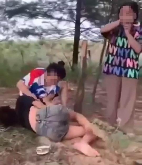 Xác minh vụ nữ sinh ở Hà Tĩnh bị bạn đánh đập, lột quần áo - Ảnh 1.
