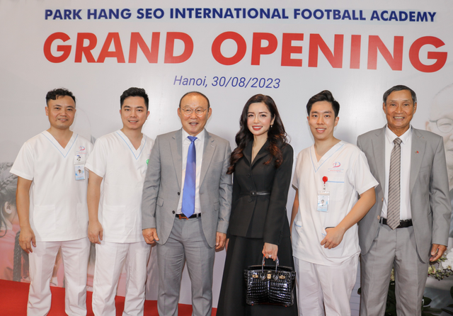 Bệnh viện Đông Đô đồng hành chăm sóc sức khỏe cầu thủ của học viện bóng đá Park Hang - seo - Ảnh 2.