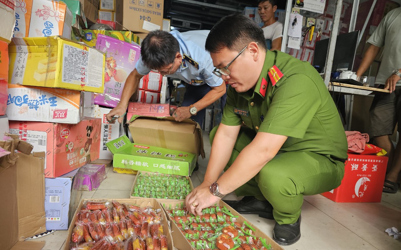 Tạm giữ hơn 4.000 bánh trung thu, chân gà, cánh gà... dán nhãn nước ngoài