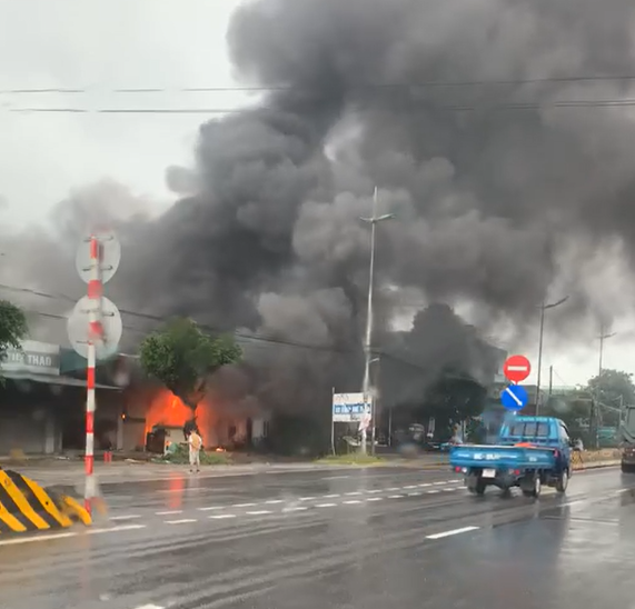 Hà Nội: Nhà xưởng cháy lớn giữa trời mưa, cột khói cao hàng chục mét - Ảnh 2.