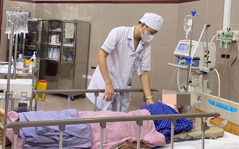 Trèo cây thu hoạch hồi, cụ ông bị ngã đa chấn thương