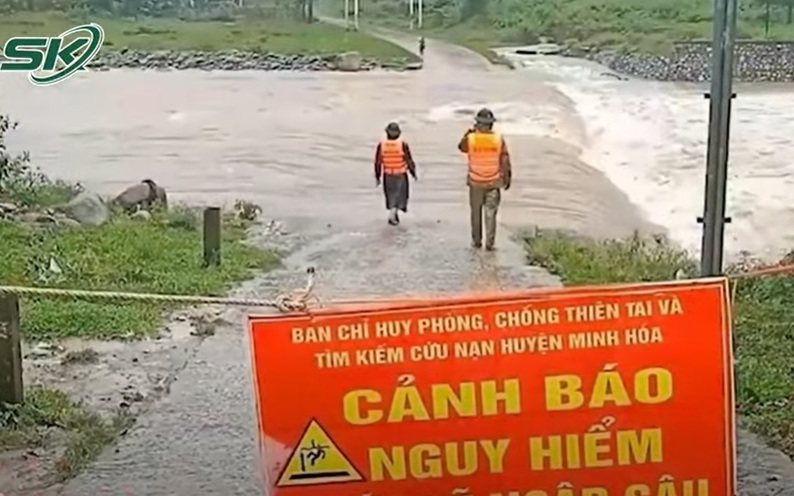 Mưa lớn liên tục khiến nước lũ tràn về, Quảng Bình ngập nặng, chia cắt cục bộ nhiều nơi