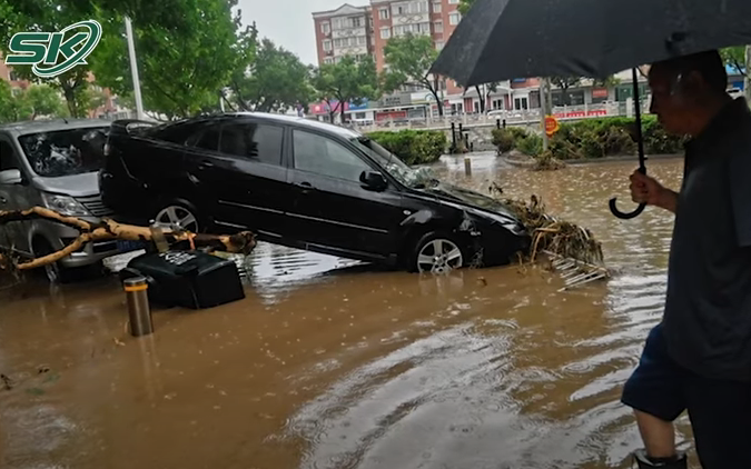 Lũ lụt Trung Quốc: Ô tô chìm trong biển nước, đường biến thành sông, hơn 50.000 người sơ tán