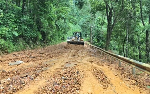 Điện Biên: Nhiều điểm sạt lở gây ách tắc giao thông trên Quốc lộ 279 - Ảnh 1.