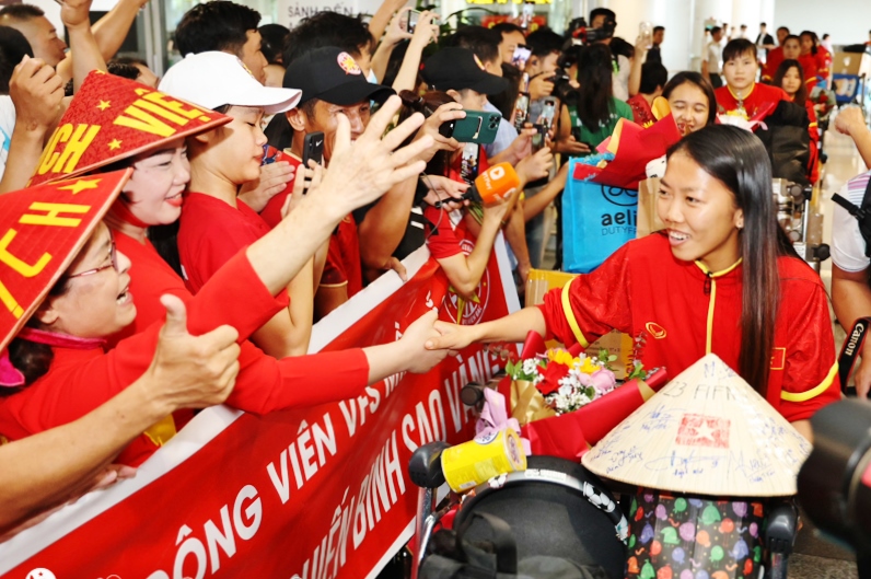Huỳnh Như đàm phán hợp đồng mới với Lank FC - Ảnh 1.