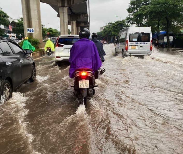 Hà Nội mưa lớn kéo dài, nhiều tuyến phố cảnh báo ngập lụt - Ảnh 3.
