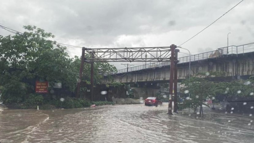 Hà Nội mưa lớn kéo dài, nhiều tuyến phố cảnh báo ngập lụt - Ảnh 4.