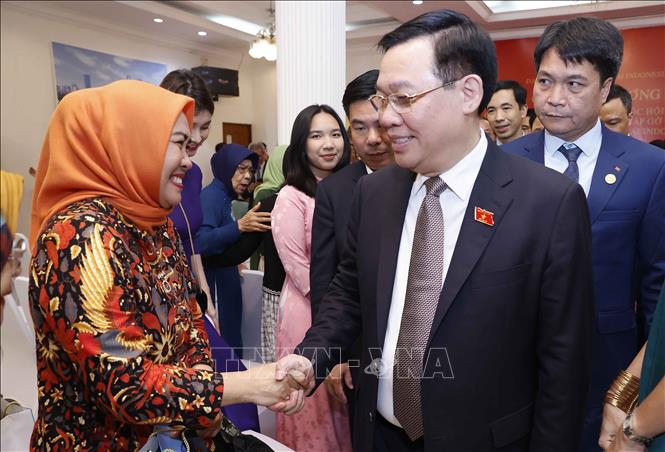 Chủ tịch Quốc hội Vương Đình Huệ gặp gỡ cộng đồng người Việt Nam ở Indonesia - Ảnh 2.