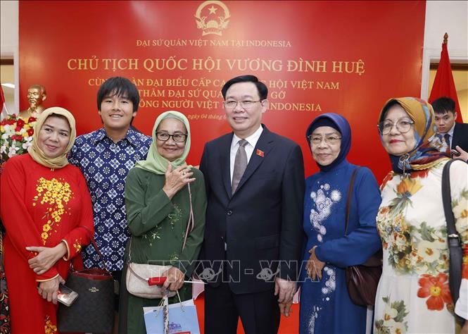 Chủ tịch Quốc hội Vương Đình Huệ gặp gỡ cộng đồng người Việt Nam ở Indonesia - Ảnh 3.