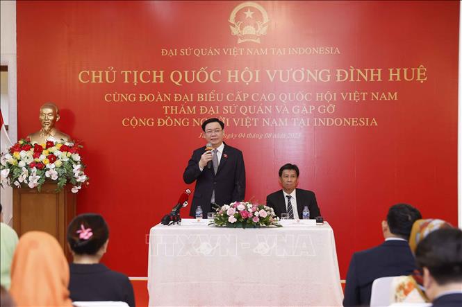 Chủ tịch Quốc hội Vương Đình Huệ gặp gỡ cộng đồng người Việt Nam ở Indonesia - Ảnh 1.
