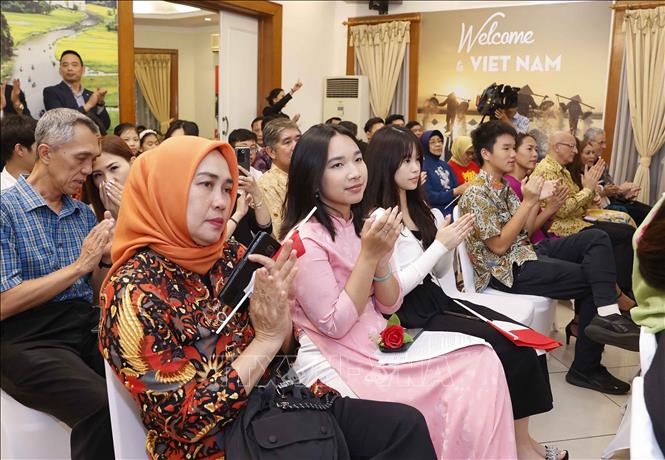 Chủ tịch Quốc hội Vương Đình Huệ gặp gỡ cộng đồng người Việt Nam ở Indonesia - Ảnh 4.