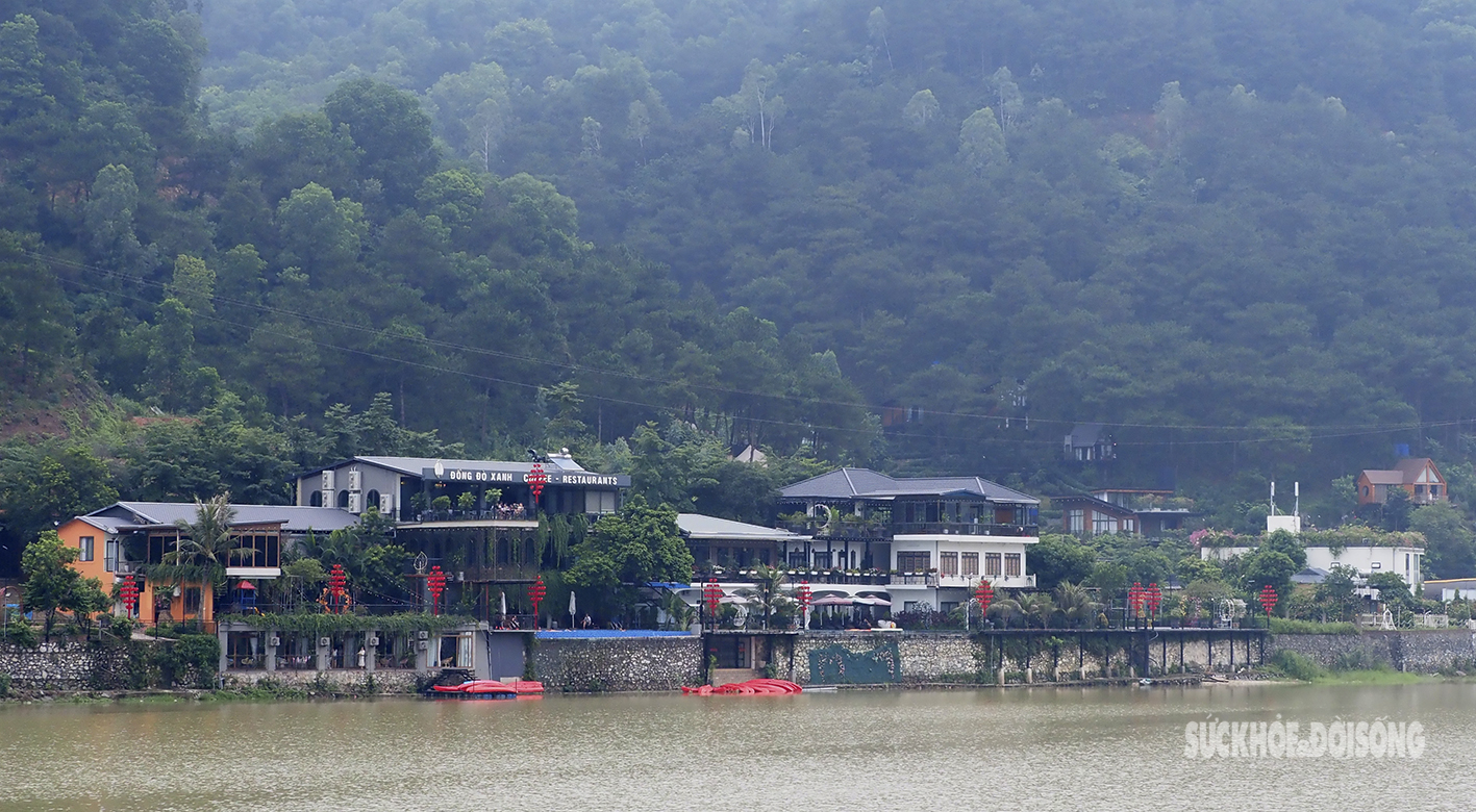 Cận cảnh những công trình kiên cố, homestay vây kín điểm sạt lạt vùi lấp nhiều ô tô ở Hà Nội - Ảnh 9.