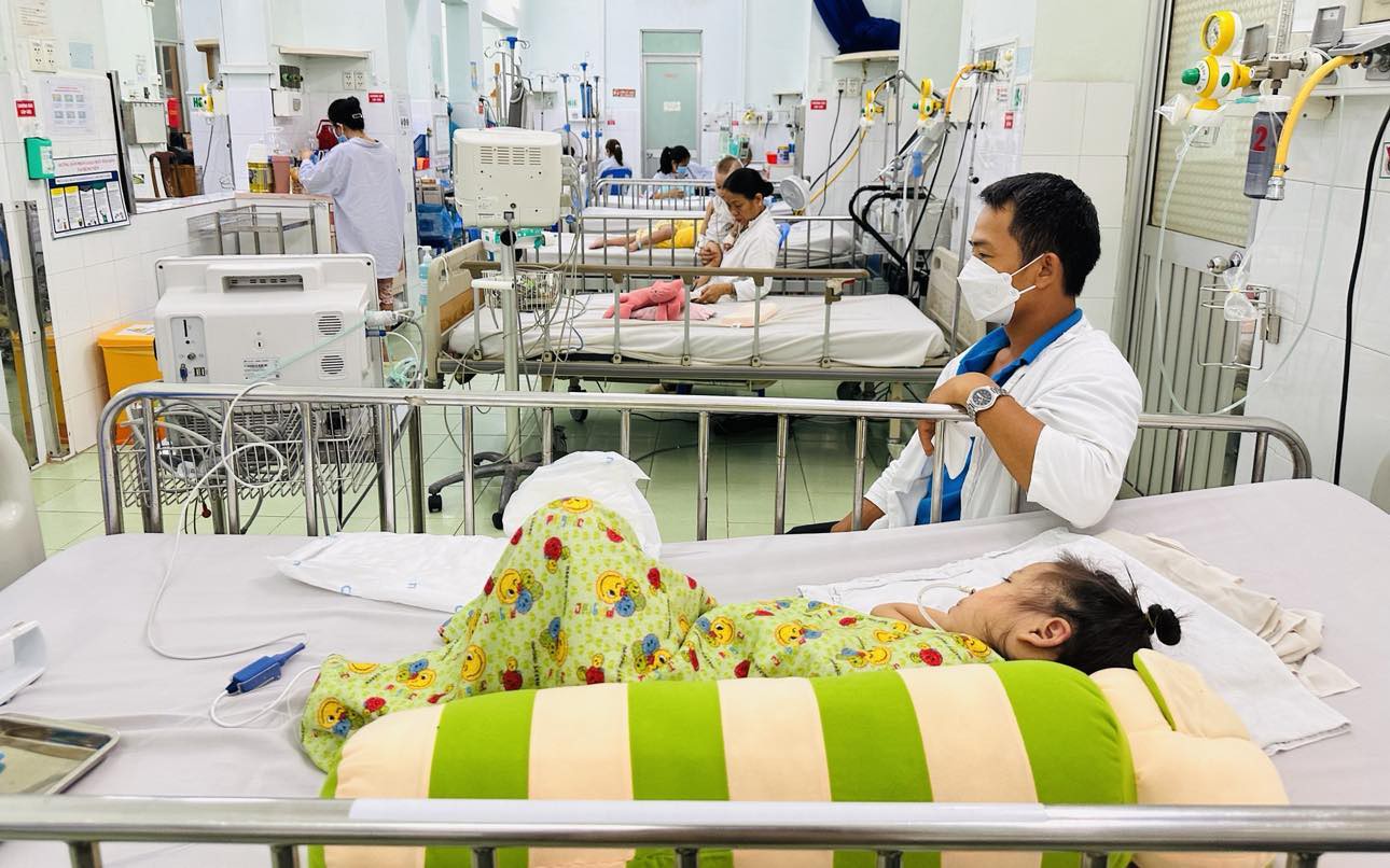 Bệnh viện ở TP HCM áp lực trước số bệnh nhi tay chân miệng tăng cao, nhiều ca thở máy