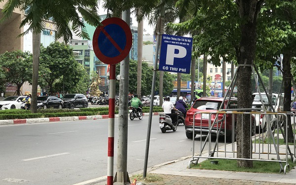 Nghịch lý biển cấm đỗ và được đỗ xe cùng một vị trí, chính quyền phường ở Hà Nội nói gì?